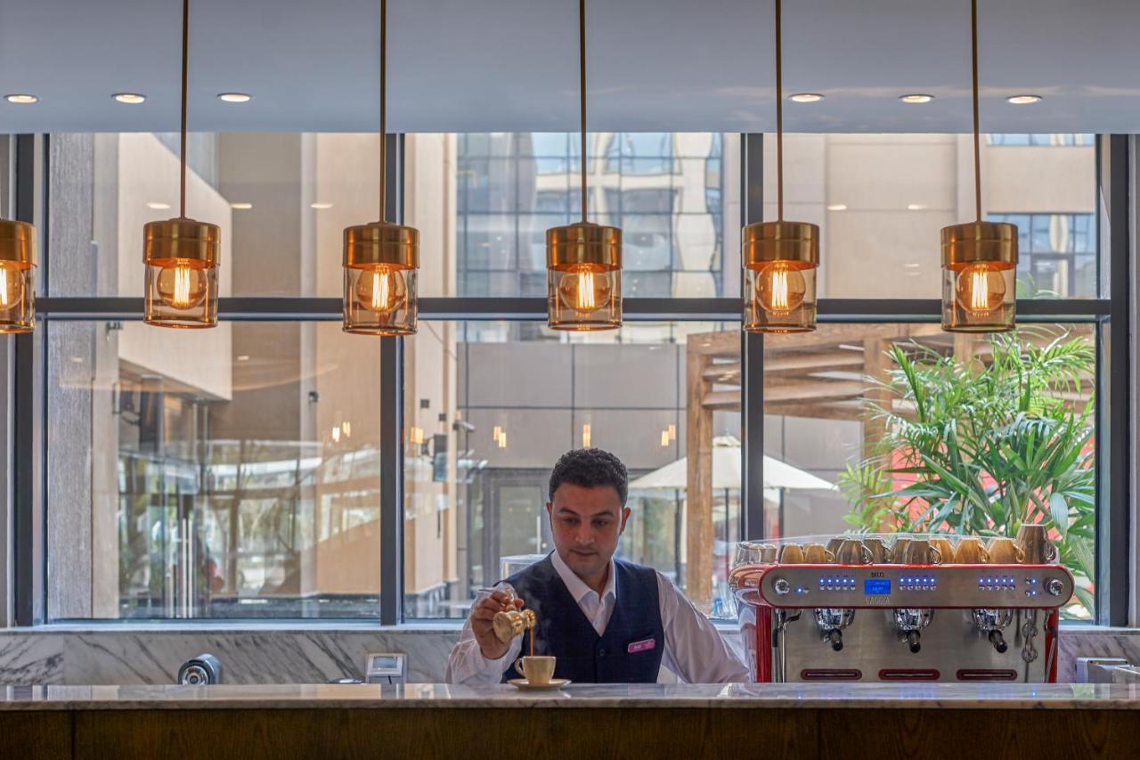 Crowne Plaza - West Cairo Arkan By Ihg 6th of October City ภายนอก รูปภาพ Barista at work