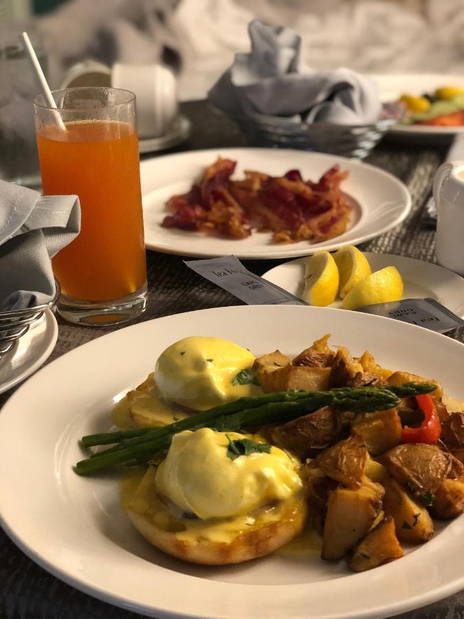 Crowne Plaza - West Cairo Arkan By Ihg 6th of October City ภายนอก รูปภาพ A meal at the restaurant