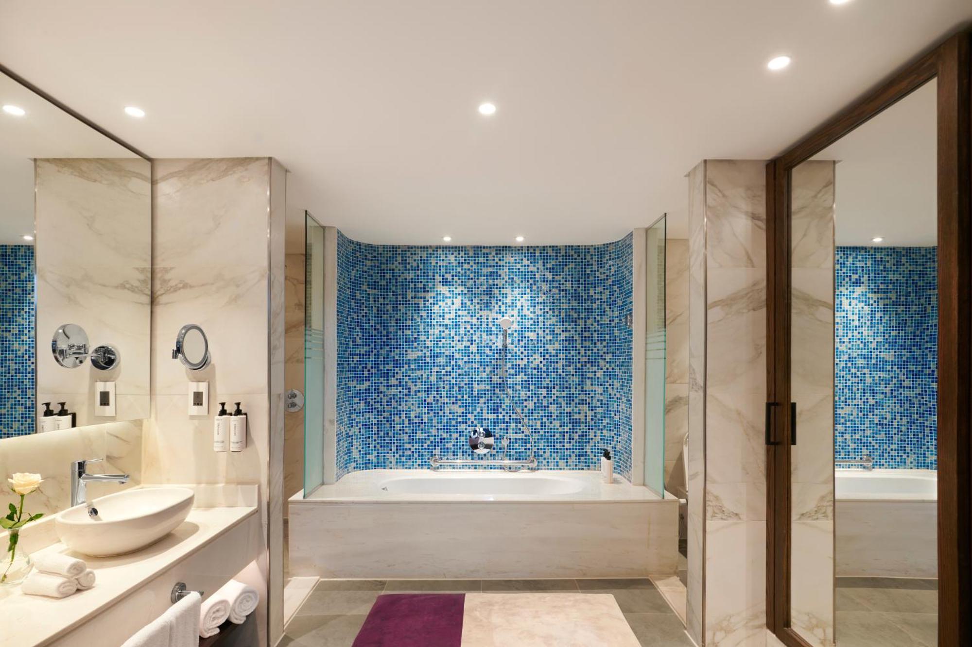 Crowne Plaza - West Cairo Arkan By Ihg 6th of October City ภายนอก รูปภาพ Bathroom