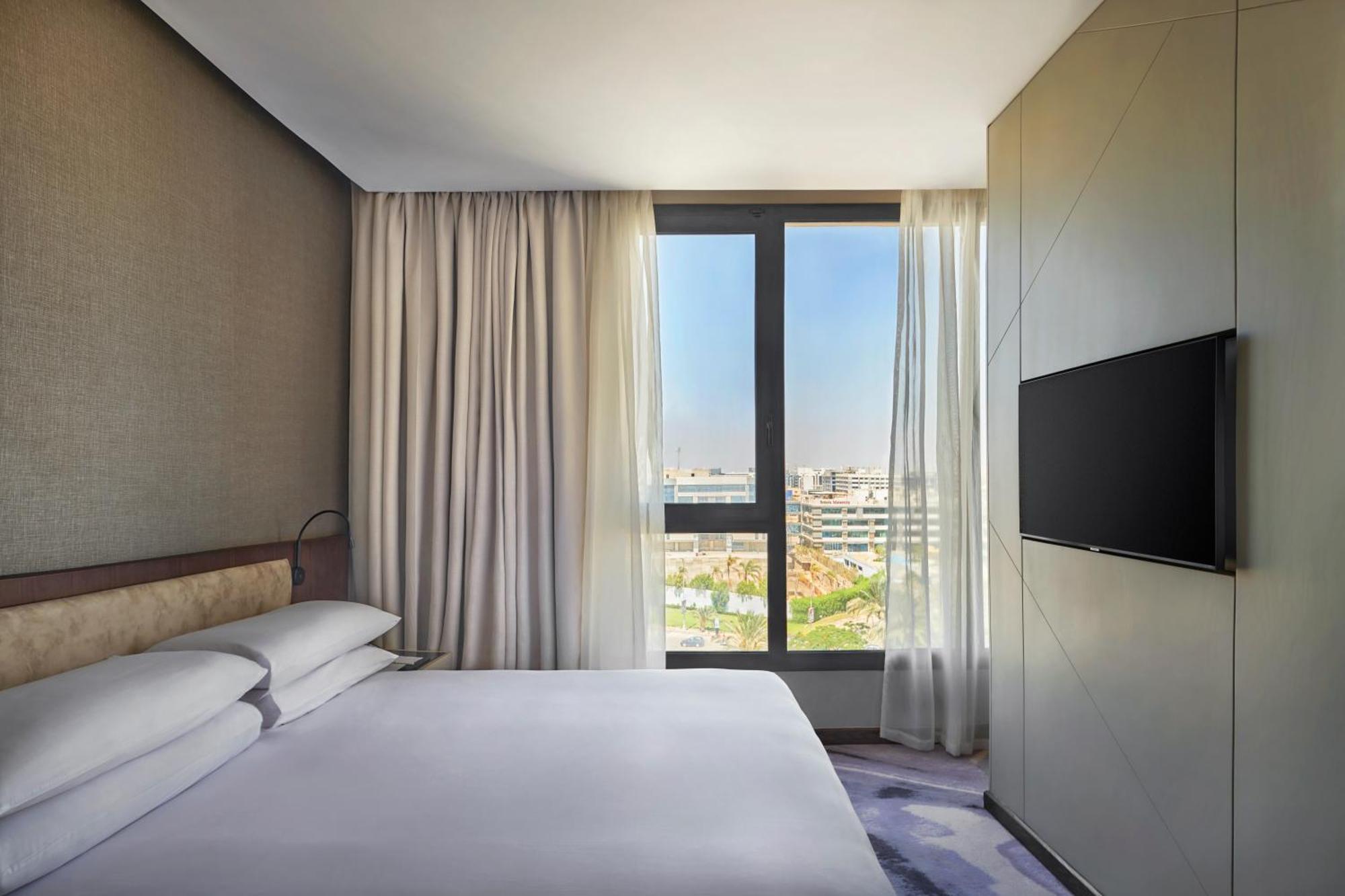 Crowne Plaza - West Cairo Arkan By Ihg 6th of October City ภายนอก รูปภาพ A bedroom at the hotel