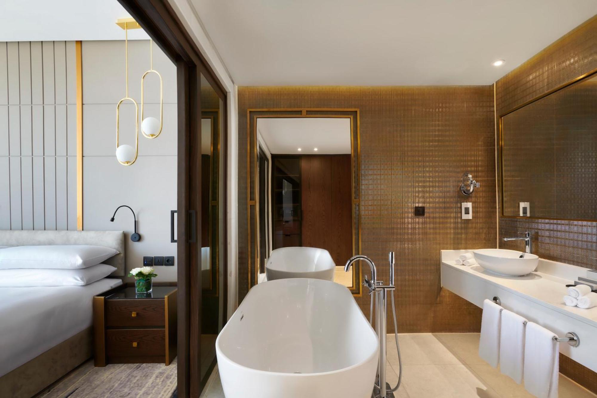 Crowne Plaza - West Cairo Arkan By Ihg 6th of October City ภายนอก รูปภาพ Bathroom of a suite