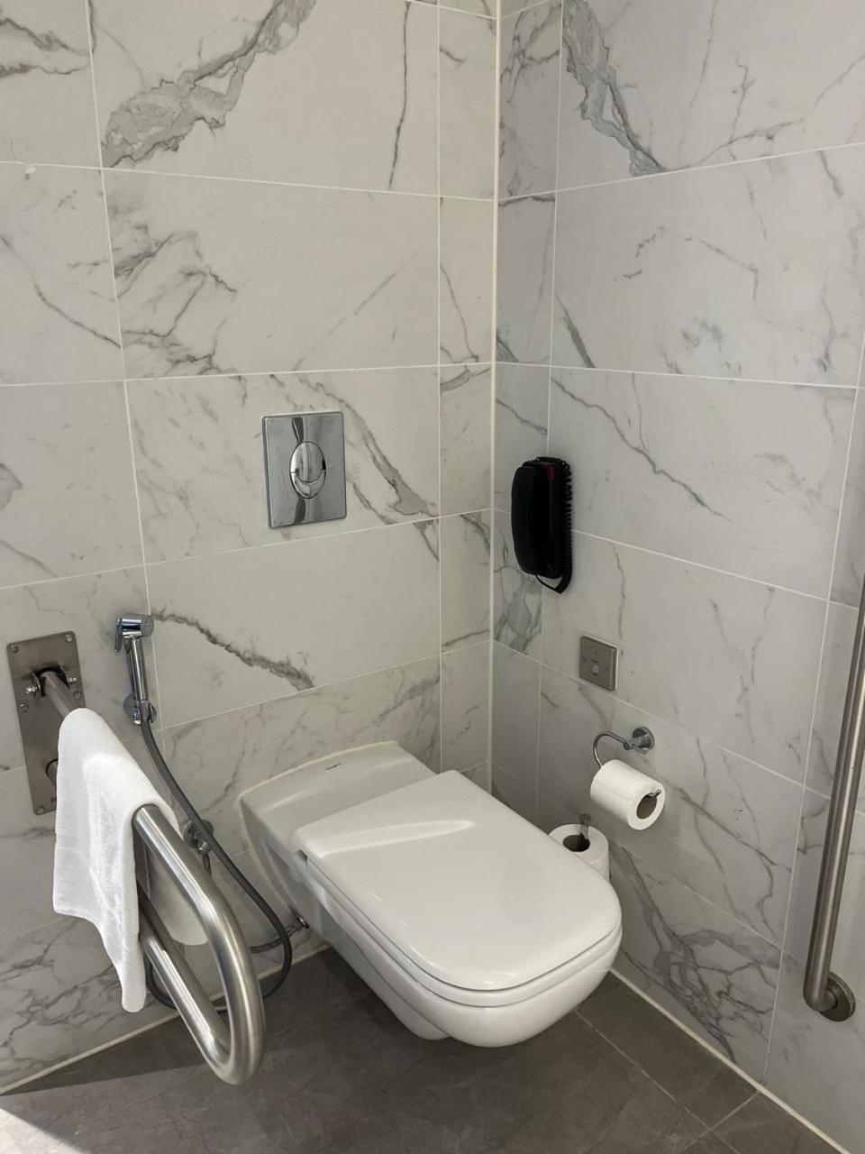 Crowne Plaza - West Cairo Arkan By Ihg 6th of October City ภายนอก รูปภาพ A toilet with a built-in bidet